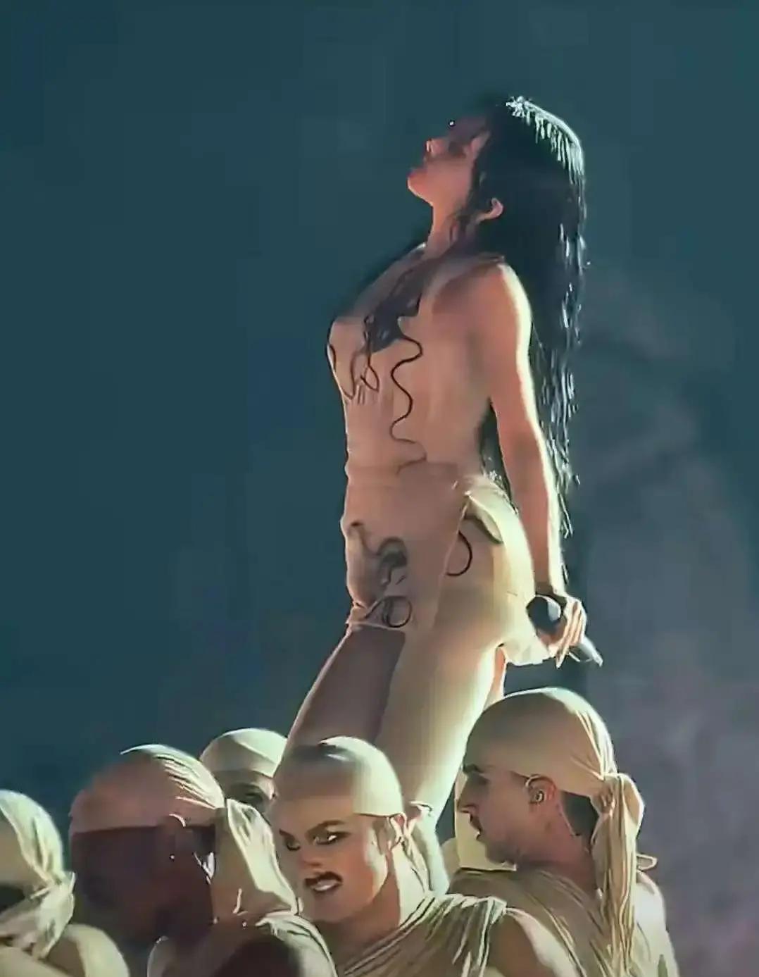 40岁穿丁字裤开唱，门票秒空。
中东迪拜、沙特，保守之地。
年轻观众疯抢，上座率