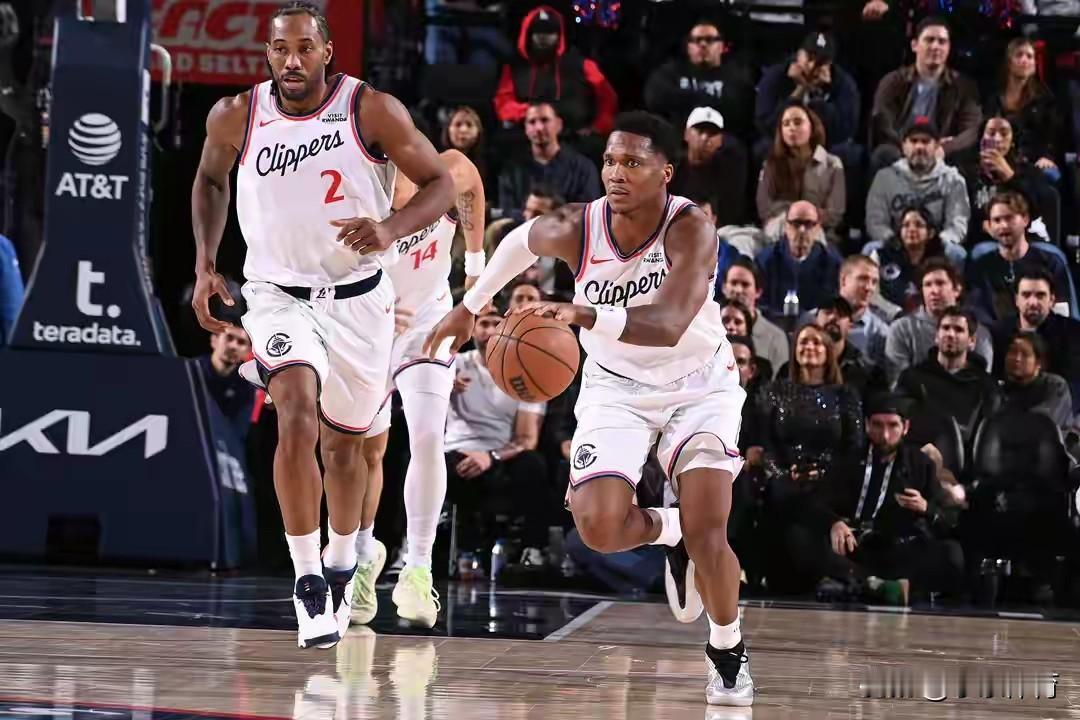 快船威武已领先勇士2.5个胜场
在勇士被尼克斯逆转以后，战绩来到32胜35负，落