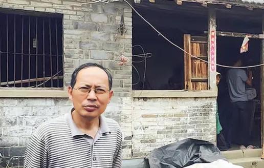 1980年，16岁的刘汉清被哈工大录取，全镇人敲锣打鼓欢送，如今62岁靠400元