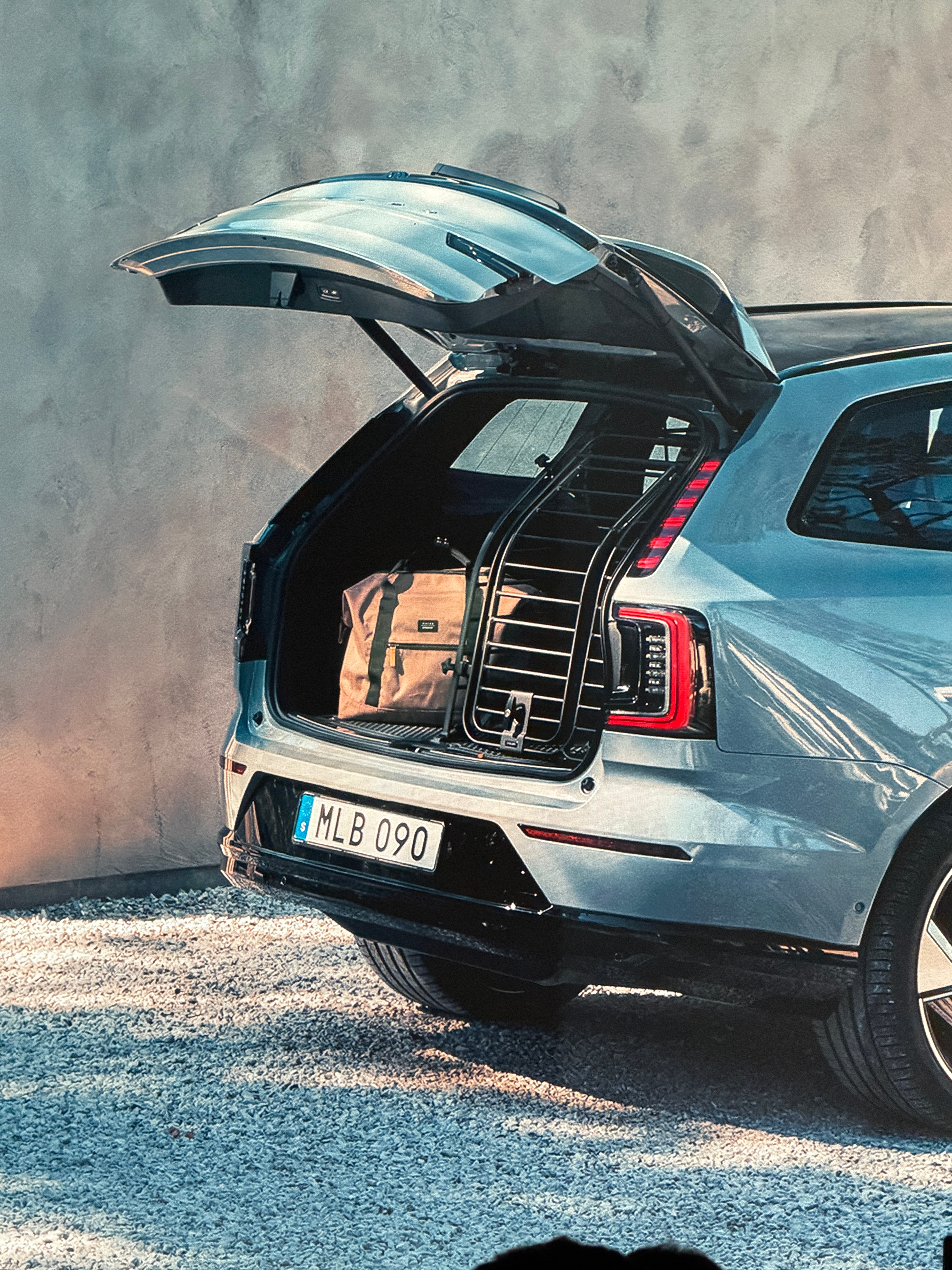 沃尔沃这个后备箱狗笼子不错 