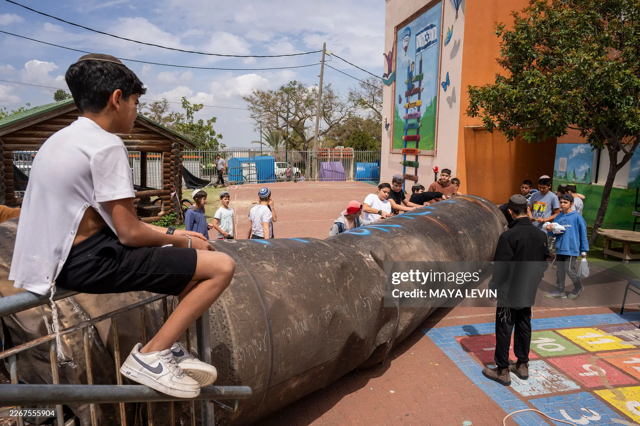 3月23日：在约旦河西岸的以色列定居点佩杜埃尔，以色列人将一枚伊朗弹道导弹的助推