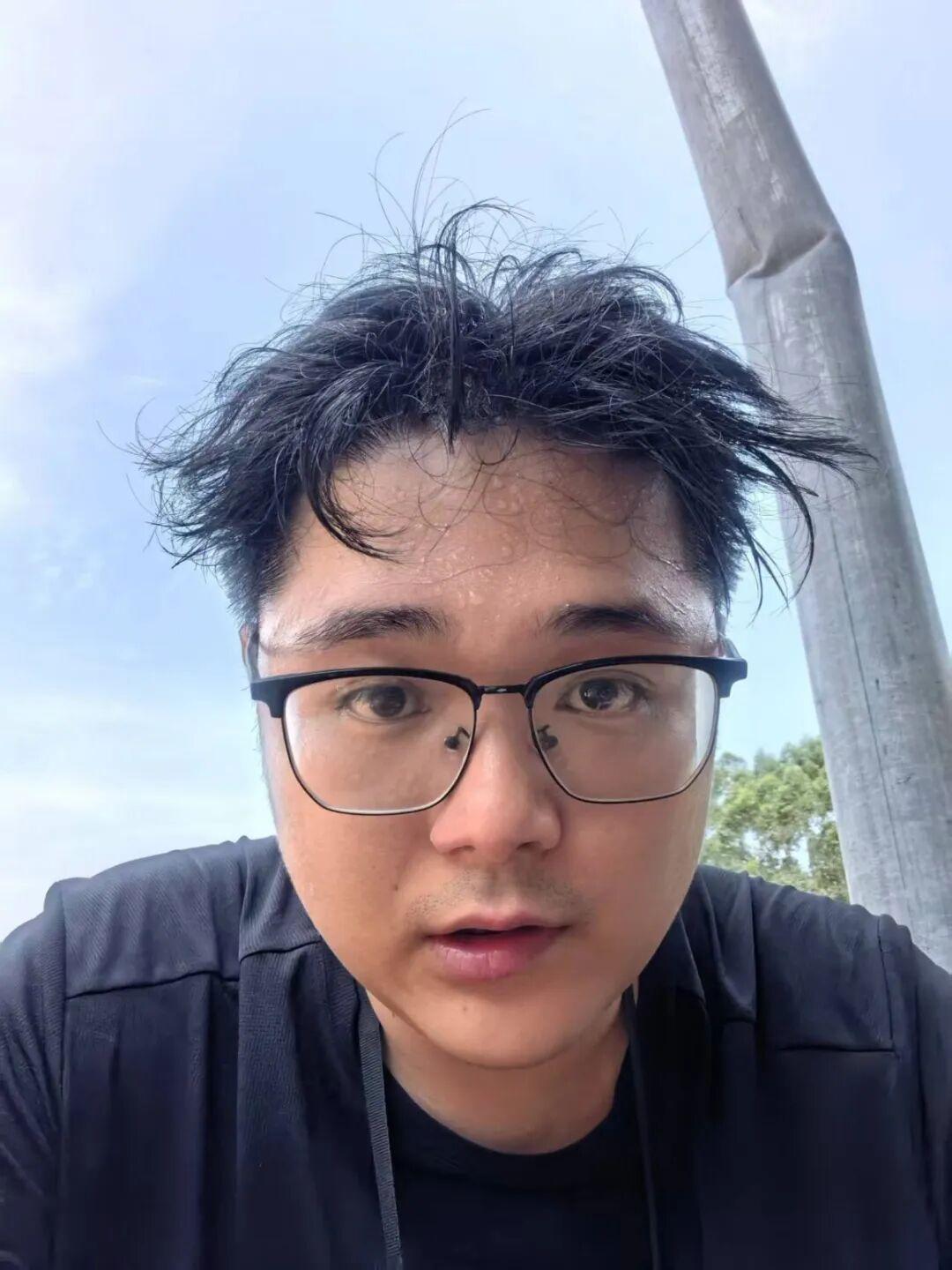 据《广西日报》报道，7月14日，自发赶往广西救灾的志愿者党鑫蕊，由于劳累过度导致