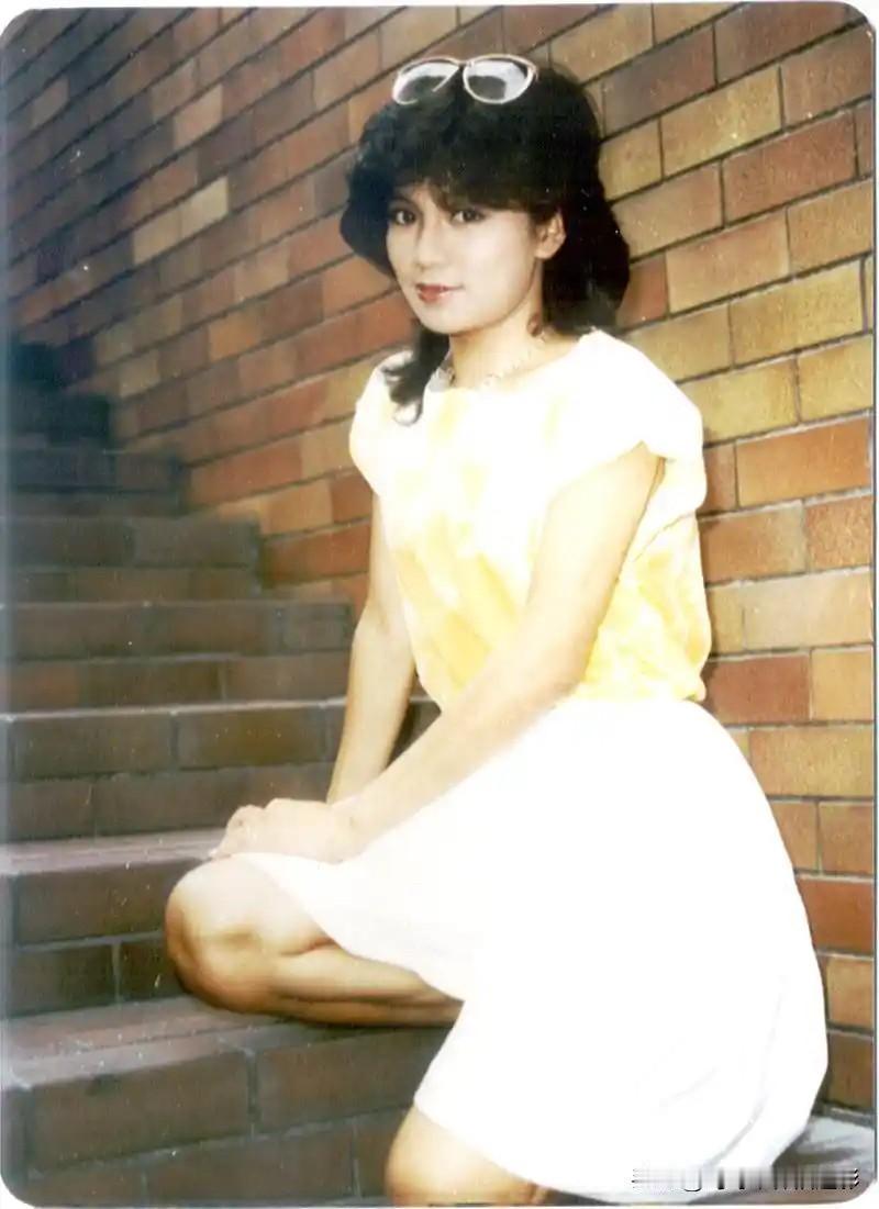 🧡永远的翁美玲👇
黄白衣服，清爽又好看；
各种姿势，娇俏又温婉；
卷发墨镜，