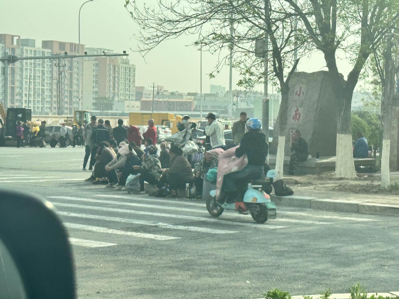 经过一个劳务市场，路边坐着一群中年人，有男的有女的，各种工种都有。我一直有一个问