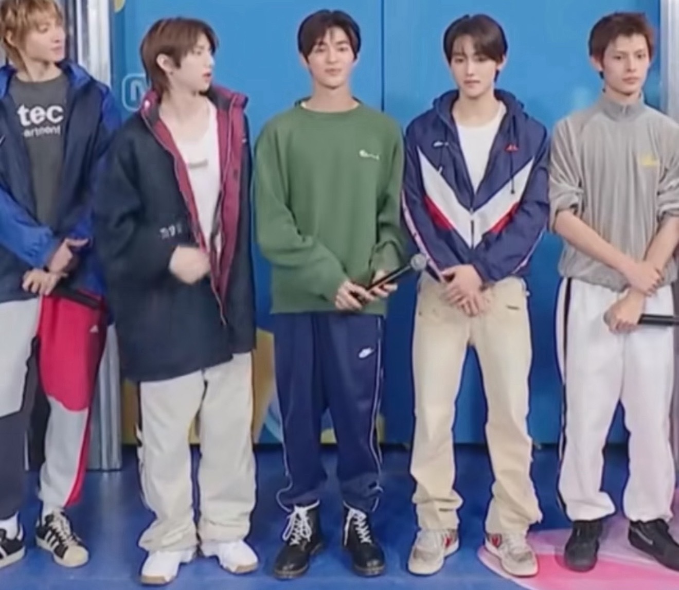 cody在小区爱心捐赠箱里捡的衣服吗？ 
