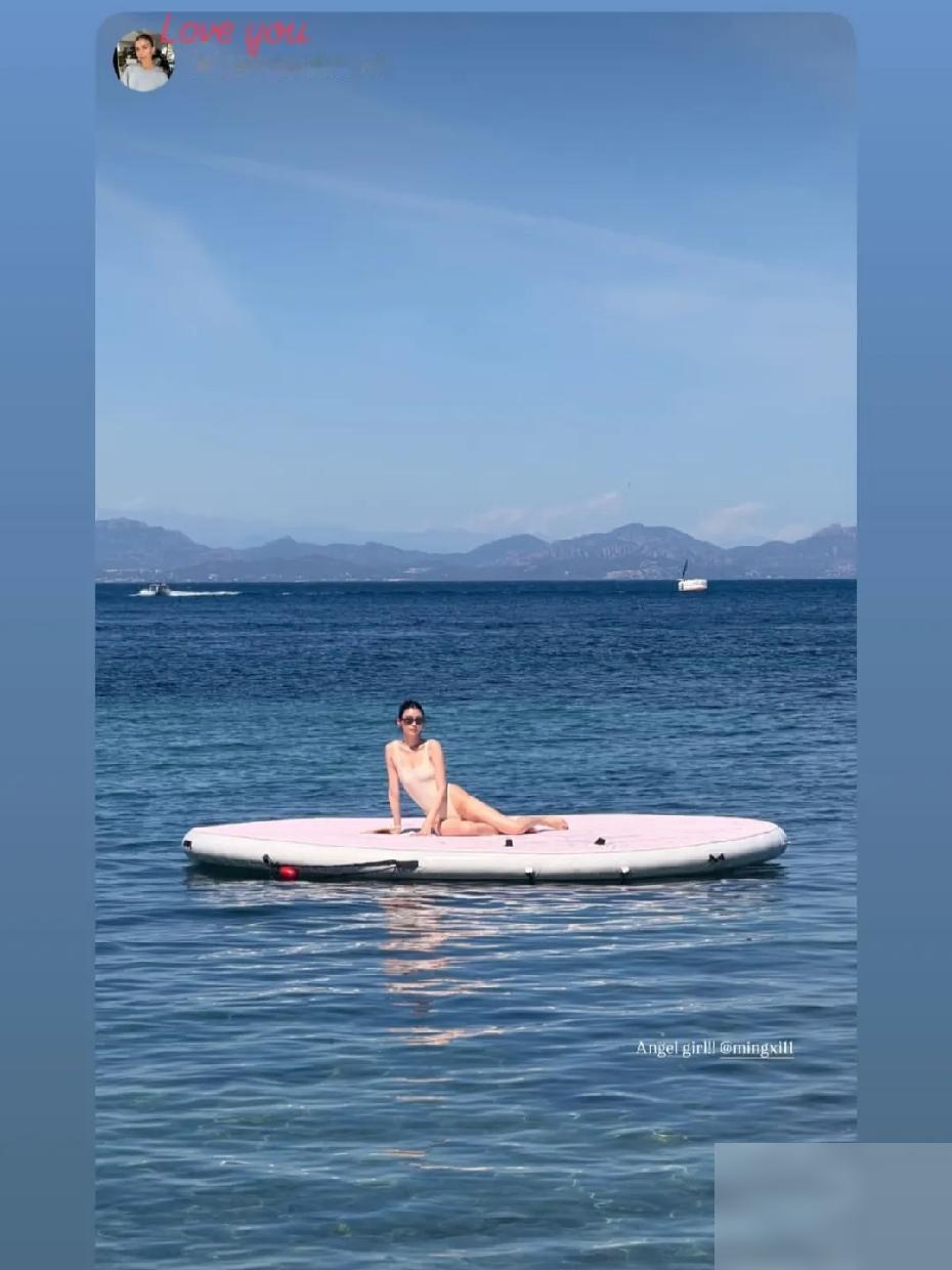 奚梦瑶拍摄时尚大片，海上瑜伽，好惊艳！有一说一，她的身材管理确实能打。但更该看的