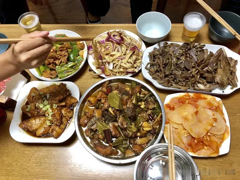 惊爆！结婚八年夫妻反目，主卧惊现陌生男女，背后真相竟是……
结婚八年的夫妻，本应