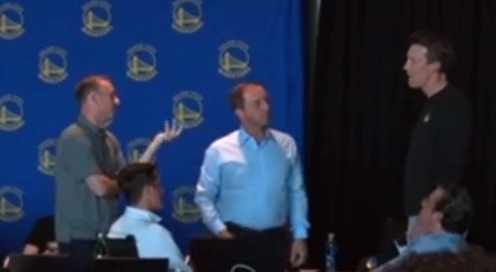据媒体报道称ESPN拍到拉科布与邓利维在选秀大会期间争执 是别的球队给勇士的一笔