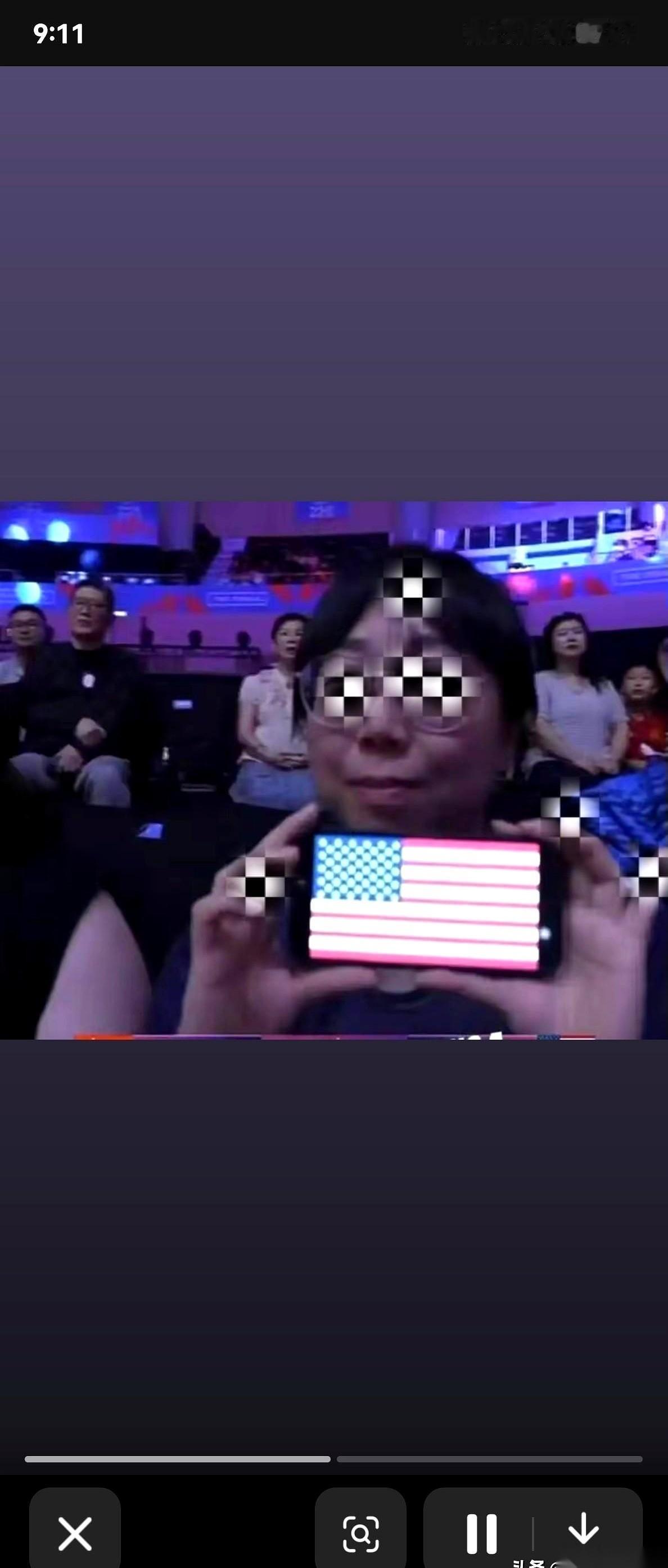 女排赛场，中美的对决，全场正扯着嗓子吼“中国加油”。转播镜头一扫，画面却定格在一