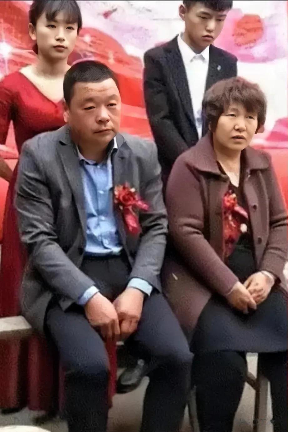 这张合影，一定程度上反应了农村结婚的真实感受。

本该喜气洋洋的结婚氛围，父母却