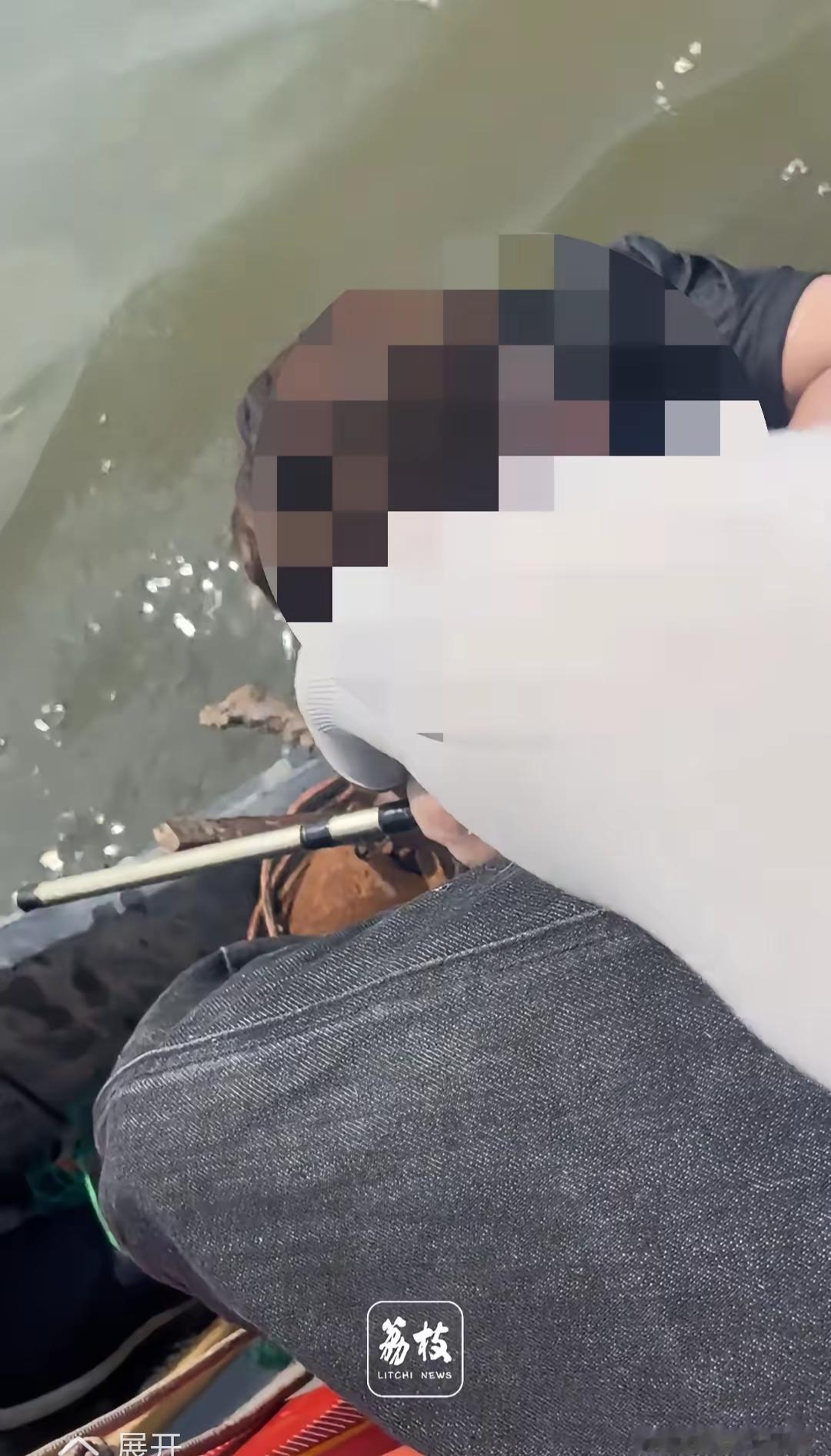 天津，男子钓鱼时救上来一名落水女孩。代先生讲，他驾船钓鱼回来，看到水里有个女孩，