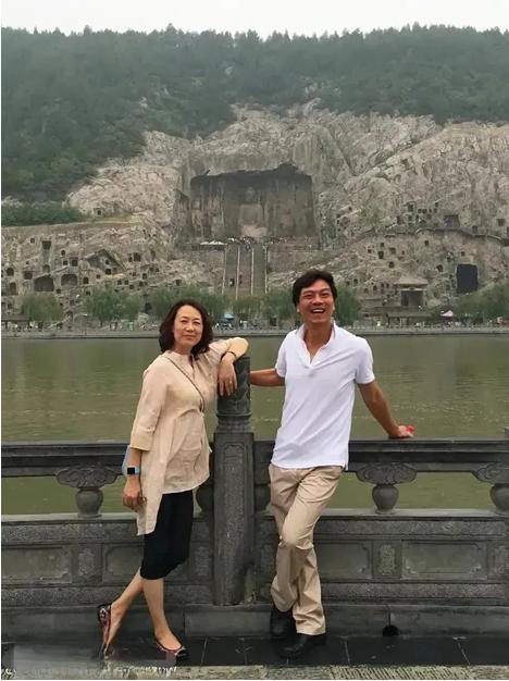 他们是一对明星夫妻，夫妻恩爱，生活幸福，经常看到他们两口子到处去游玩，女的是演员