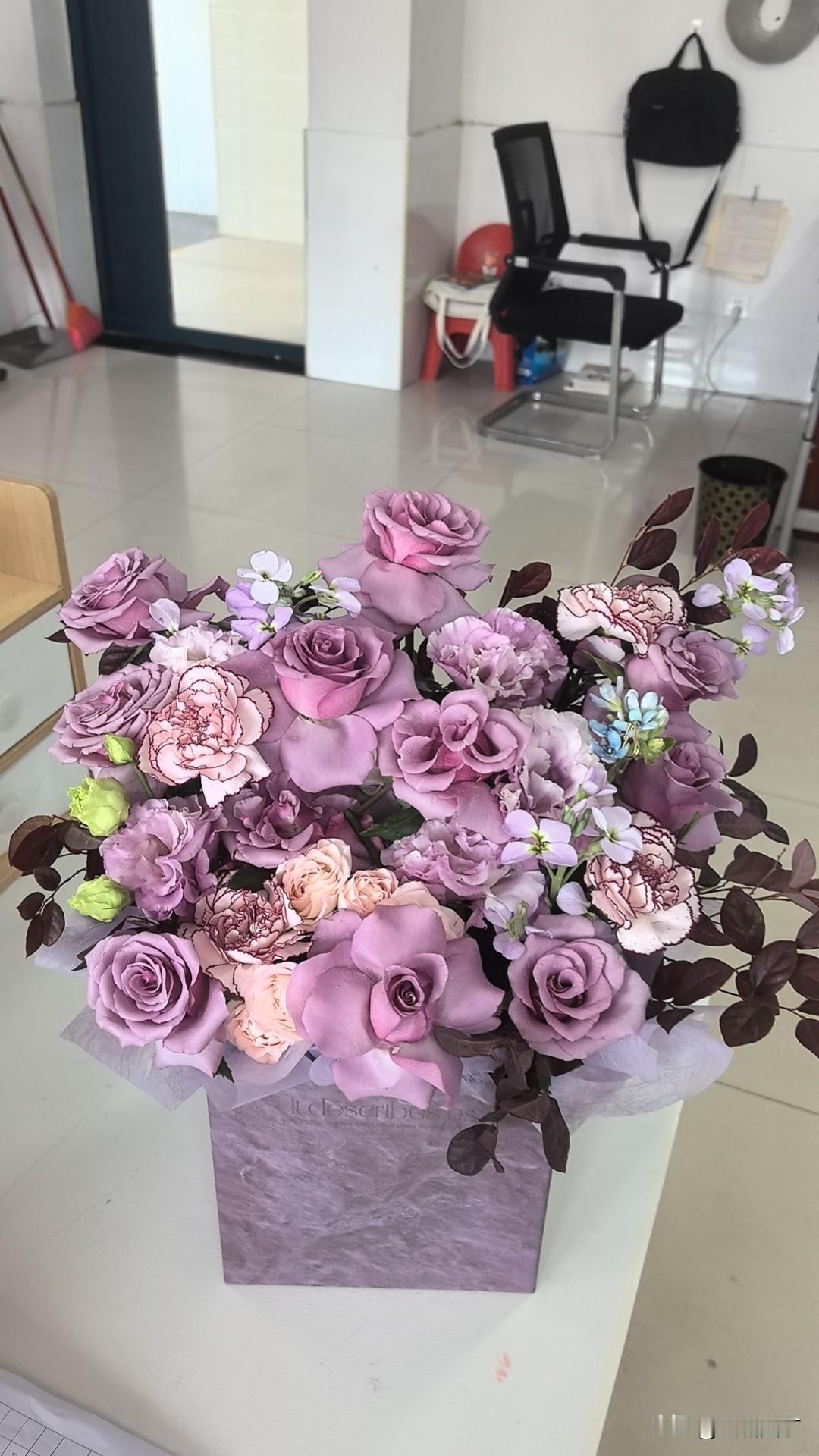 小森气喘吁吁地把花给我，稍息片刻，问：“老师，谁给你送的花儿？”

“一个老友。