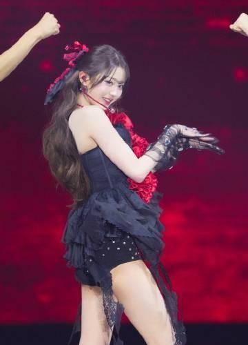 张元英一穿红，全场熄火。
不是温柔仙，是带刺的玫瑰，开在舞台中央。
别人靠滤镜，