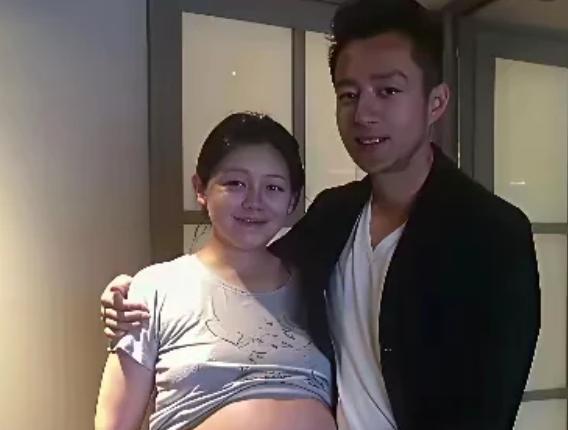 她为镜头饿到八十斤晕倒三次，她踩着高跟鞋直播胃口好得像度假。
大S那十年不是婚姻