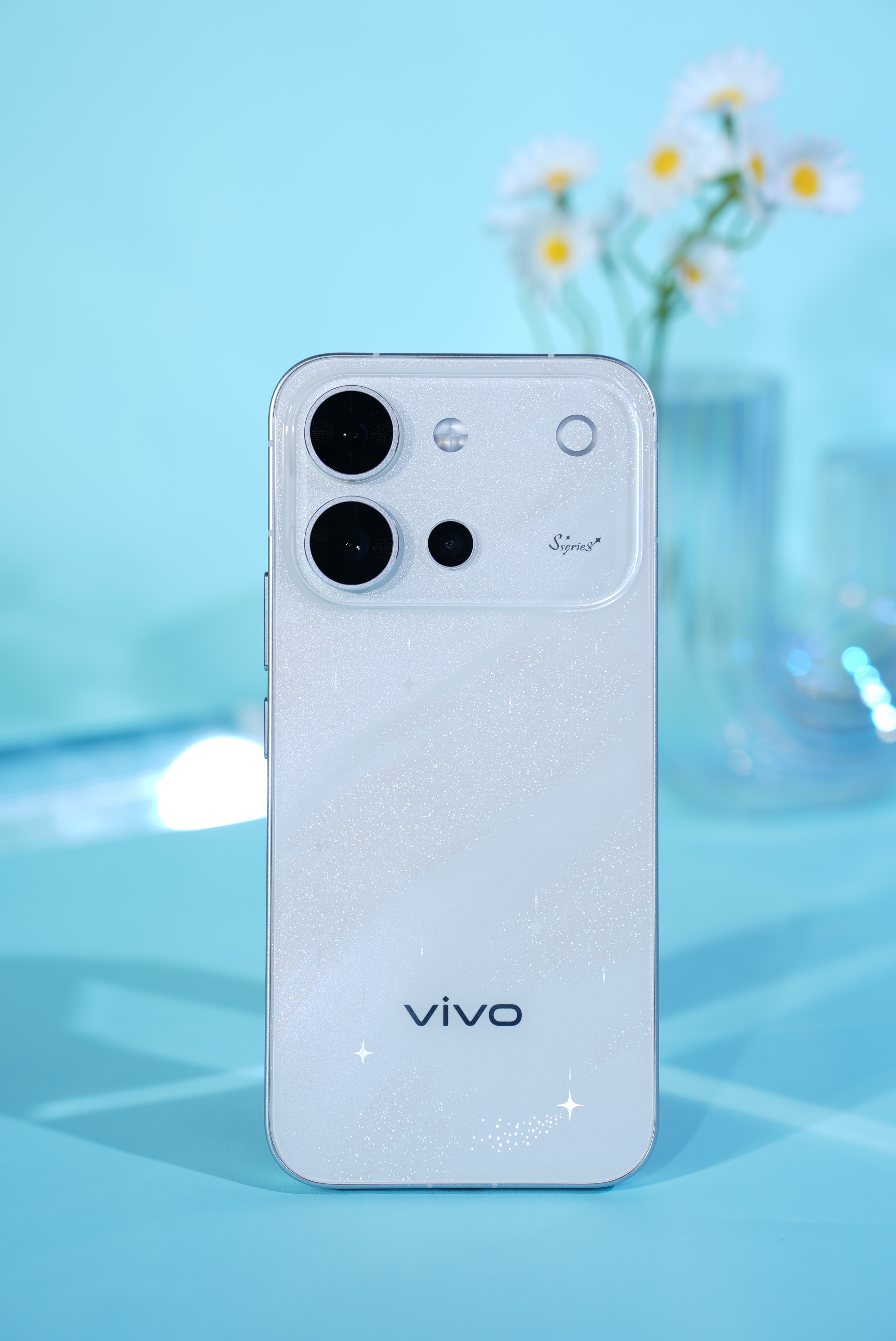vivo S60系列今晚发布，手里有星海，眼里有星光。19:30，和田曦薇一起，
