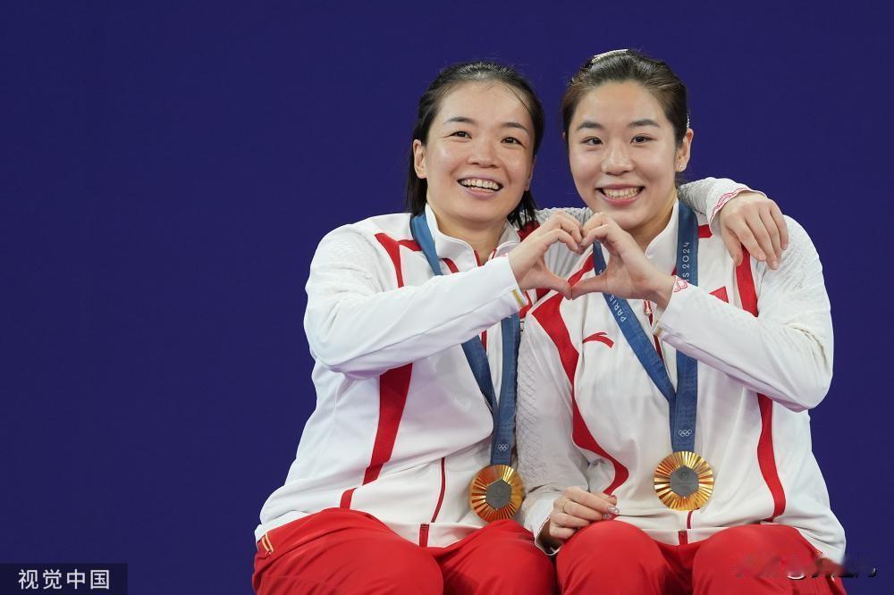 羽毛球女子双打 陈清晨/贾一凡击败队友夺冠
巴黎奥运会羽毛球女子双打决赛，中国组