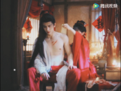  谁被《逐玉》这颗青提甜晕了！张凌赫吃了田曦薇给的青提 田曦薇投喂、张凌赫签收，