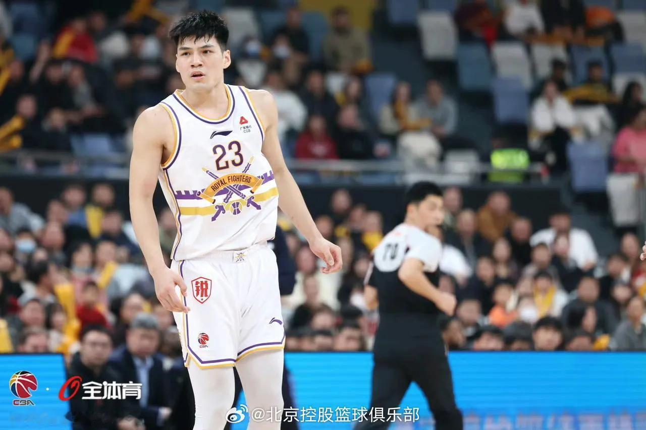 陈国豪对位胡金秋，助北控险胜浙江广厦。
对位上，北控闵指导利用陈国豪的身体素质、