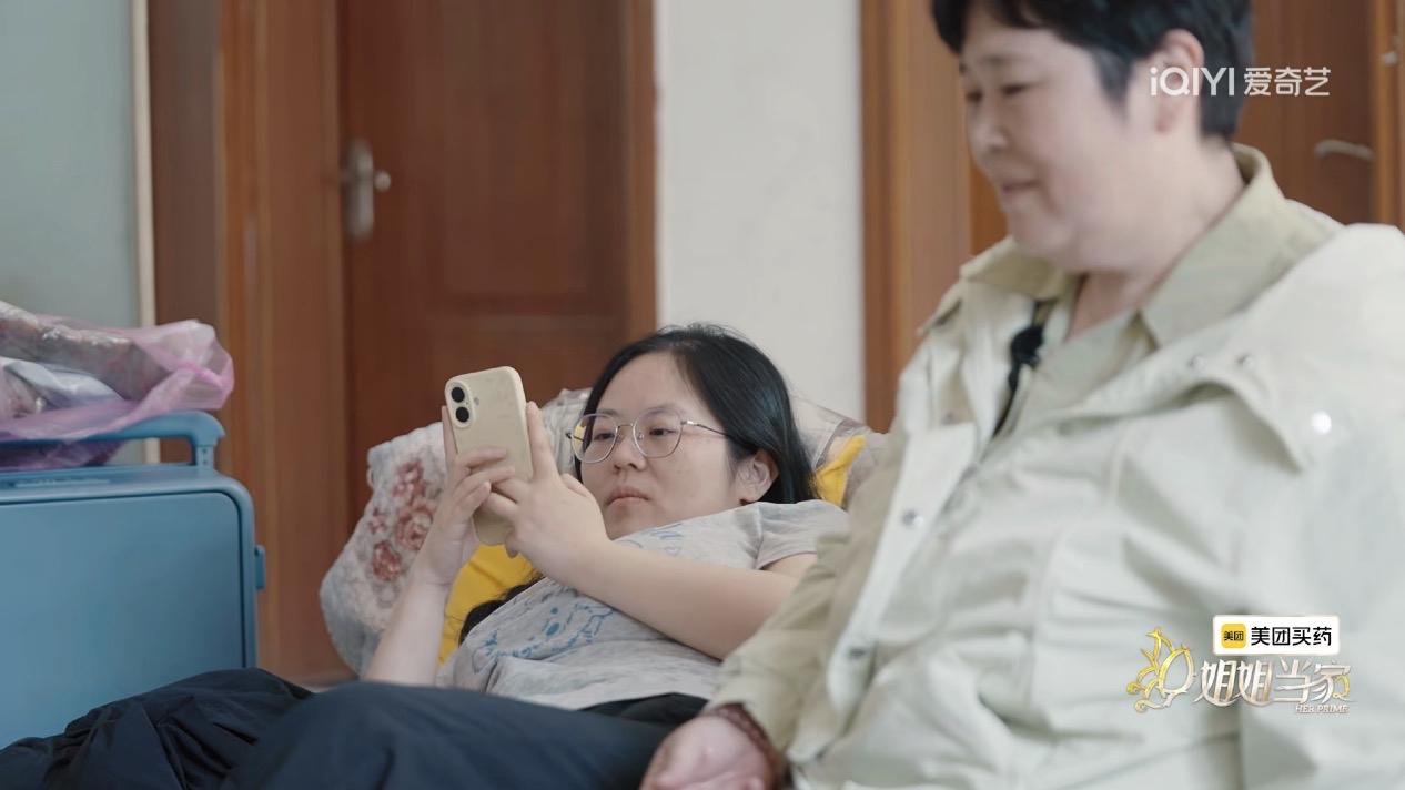 《姐姐当家2》中，我觉得房主任不如她大女儿清醒啊！

母亲节，表嫂要给房主任过。