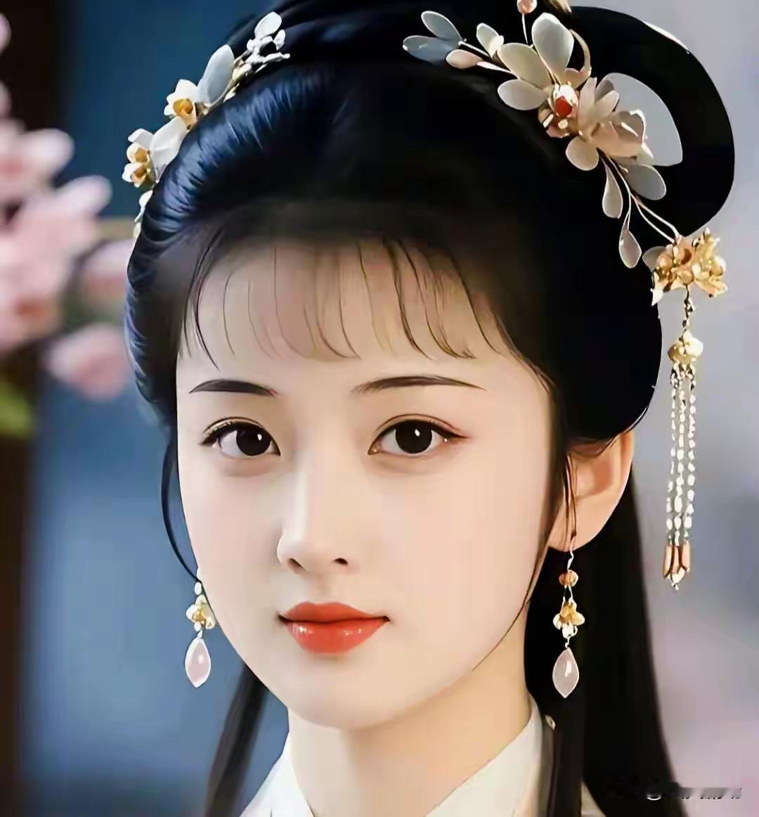 惊艳的古典美女，头戴花饰，耳坠流苏，气质非凡！现在看剧，越来越难见到真正惊艳的古