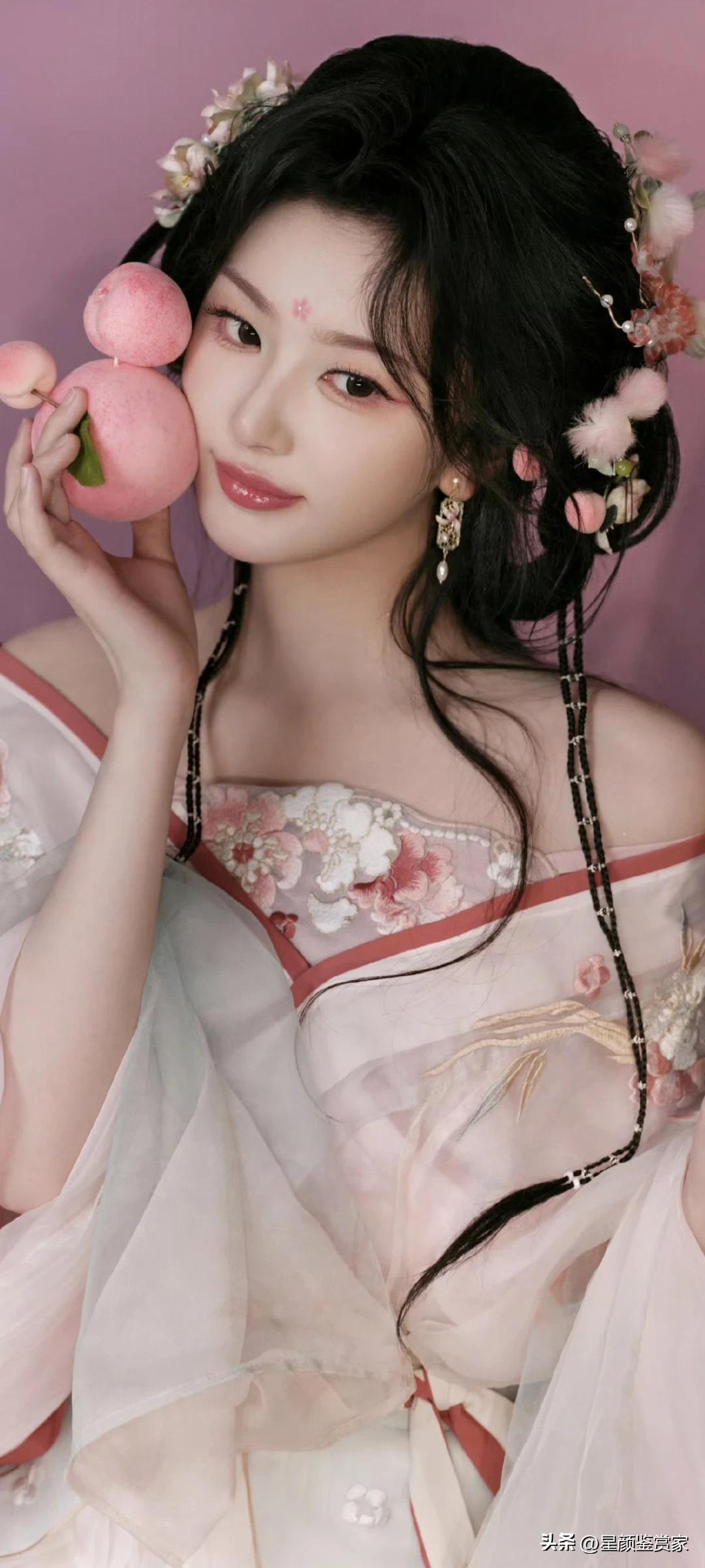 孔雪儿古风写真壁纸～粉纱曳地，桃香绕肩，这样的古风造型谁看了不心动～