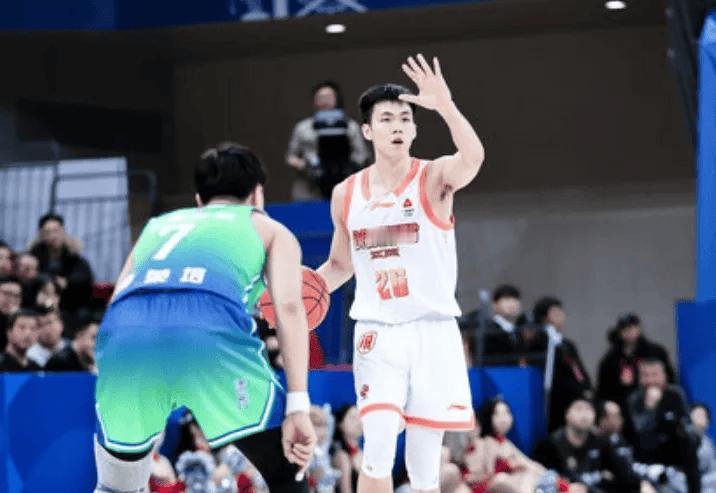 CBA第五轮最佳阵容里钻进一个陌生的名字--庞峥麟。
江苏队的。
广西老表。
人