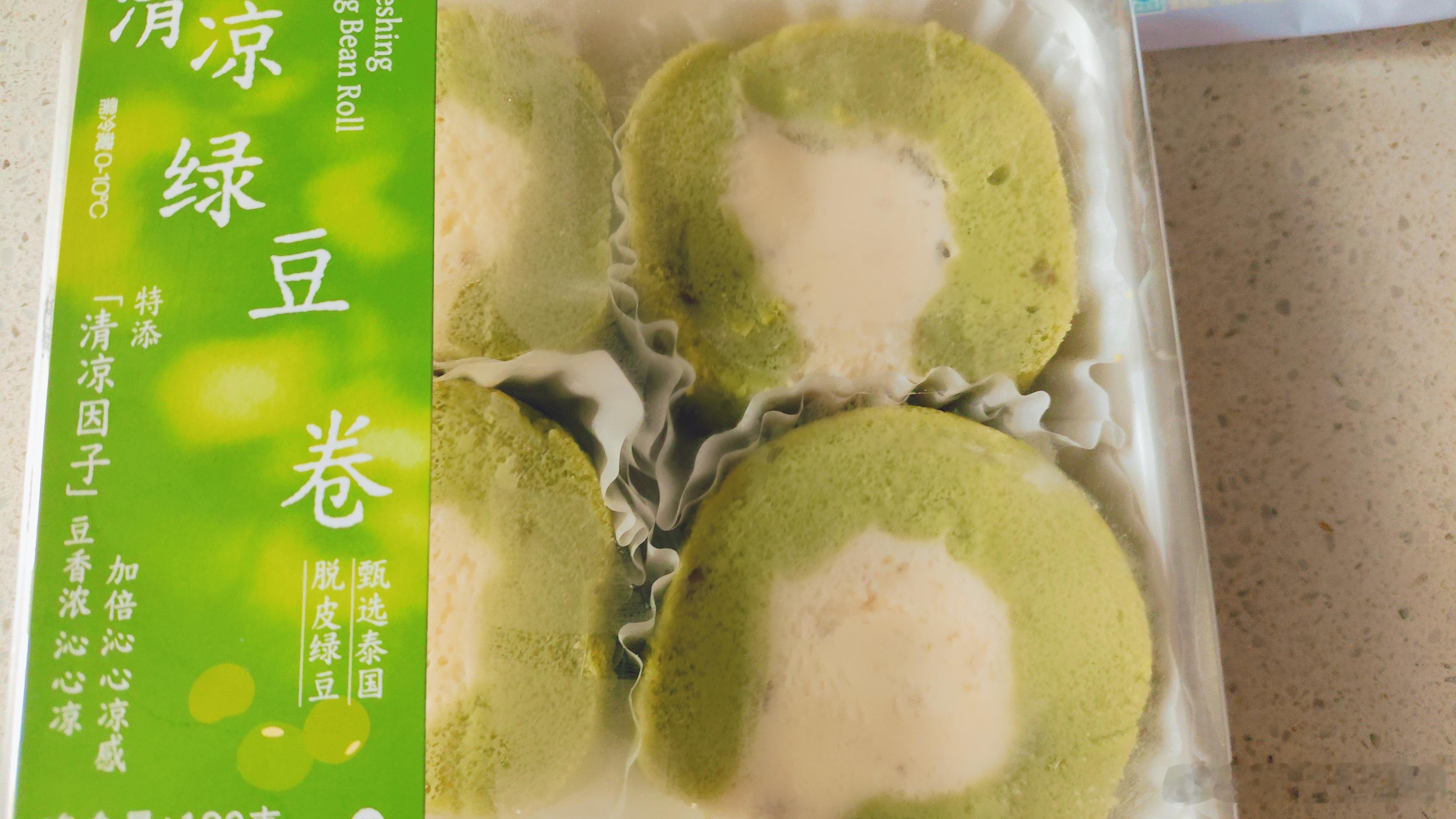 这个绿豆的蛋糕卷也不知道为啥吃进嘴里是绿豆的咽下去有股薄荷味喉咙里都是凉凉的很适