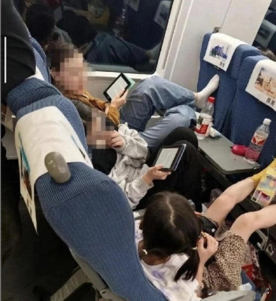 有人直接躺平，真把车厢当自个儿家了？
 
刷到一组高铁照片直接看呆！车厢里有人把