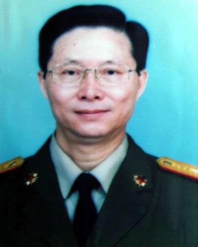 张小阳，男，1941年10月生，湖南长寿人，少将军衔，曾任中国人民解放军外国语学