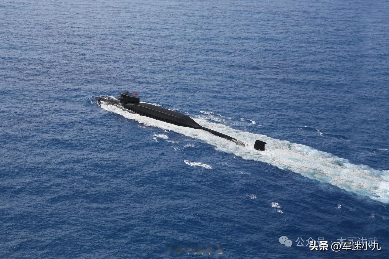 新年开训画面，一个比一个狠啊，神秘潜艇都露面了？

中国军号发的，南海舰队新型潜