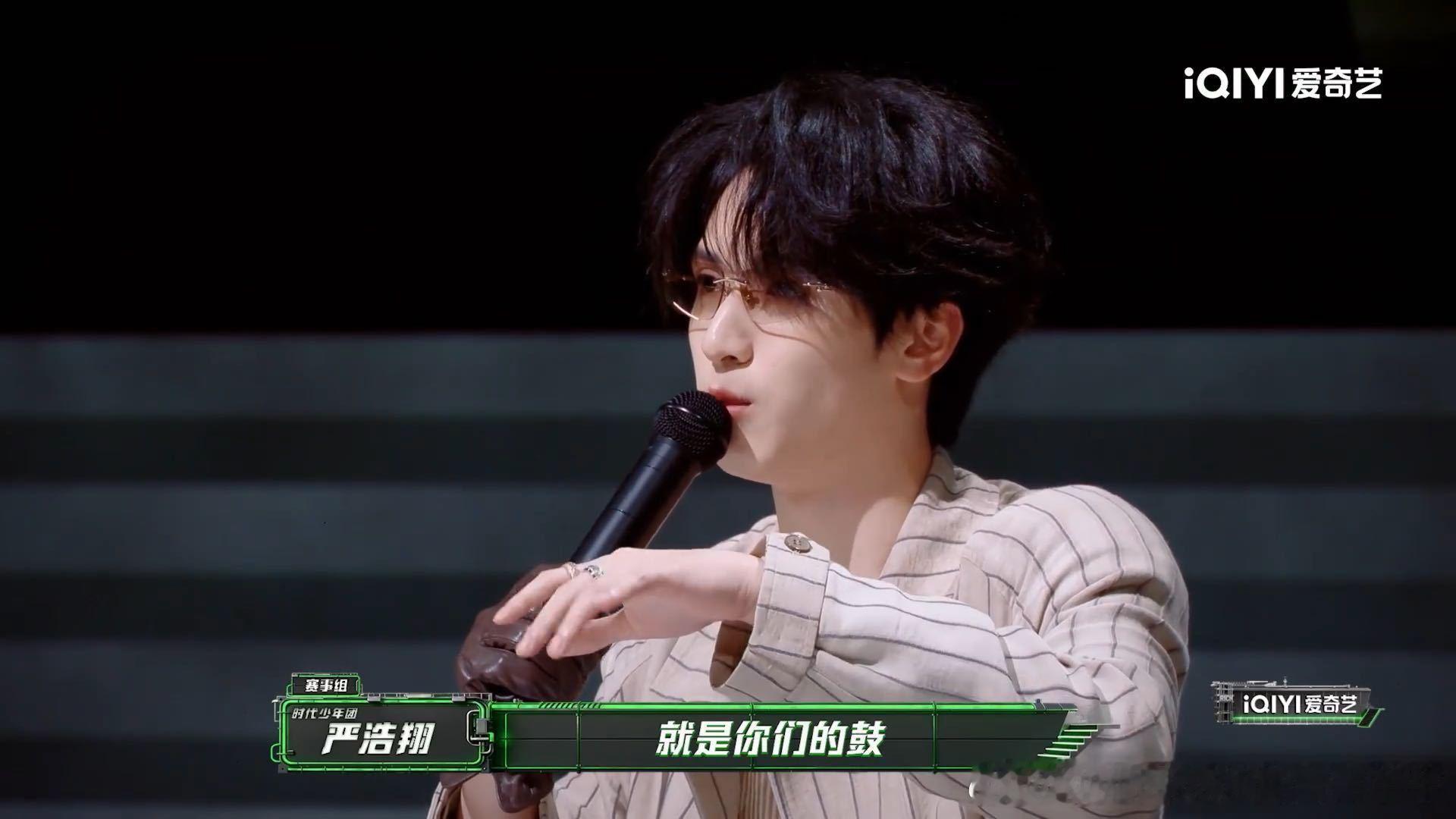 我刷到他说“听两位哥哥歌长大”那段差点笑出声——上一秒还在分析flow层次，下一