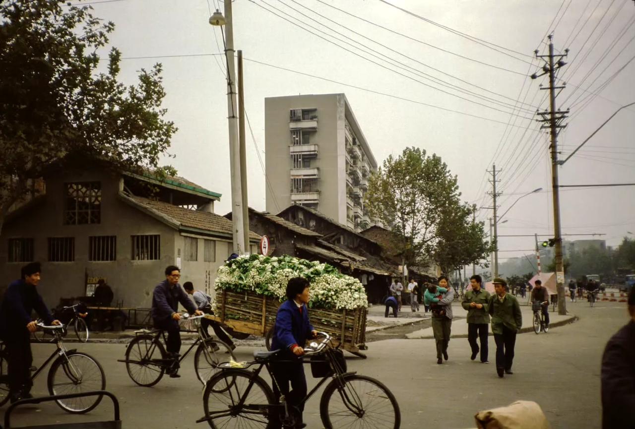 街景，武汉，1983年摄。 ​​​