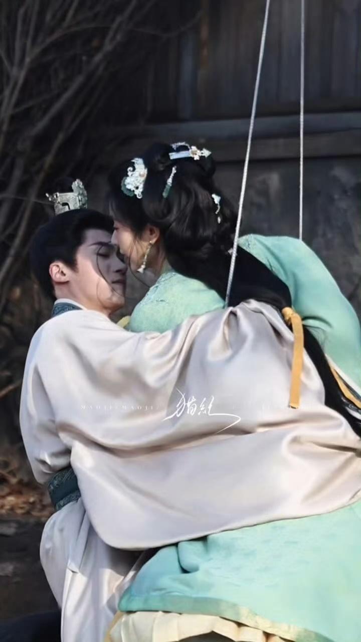 上马吊威亚差点亲上田曦薇闫桉这两天的路透cp感好足