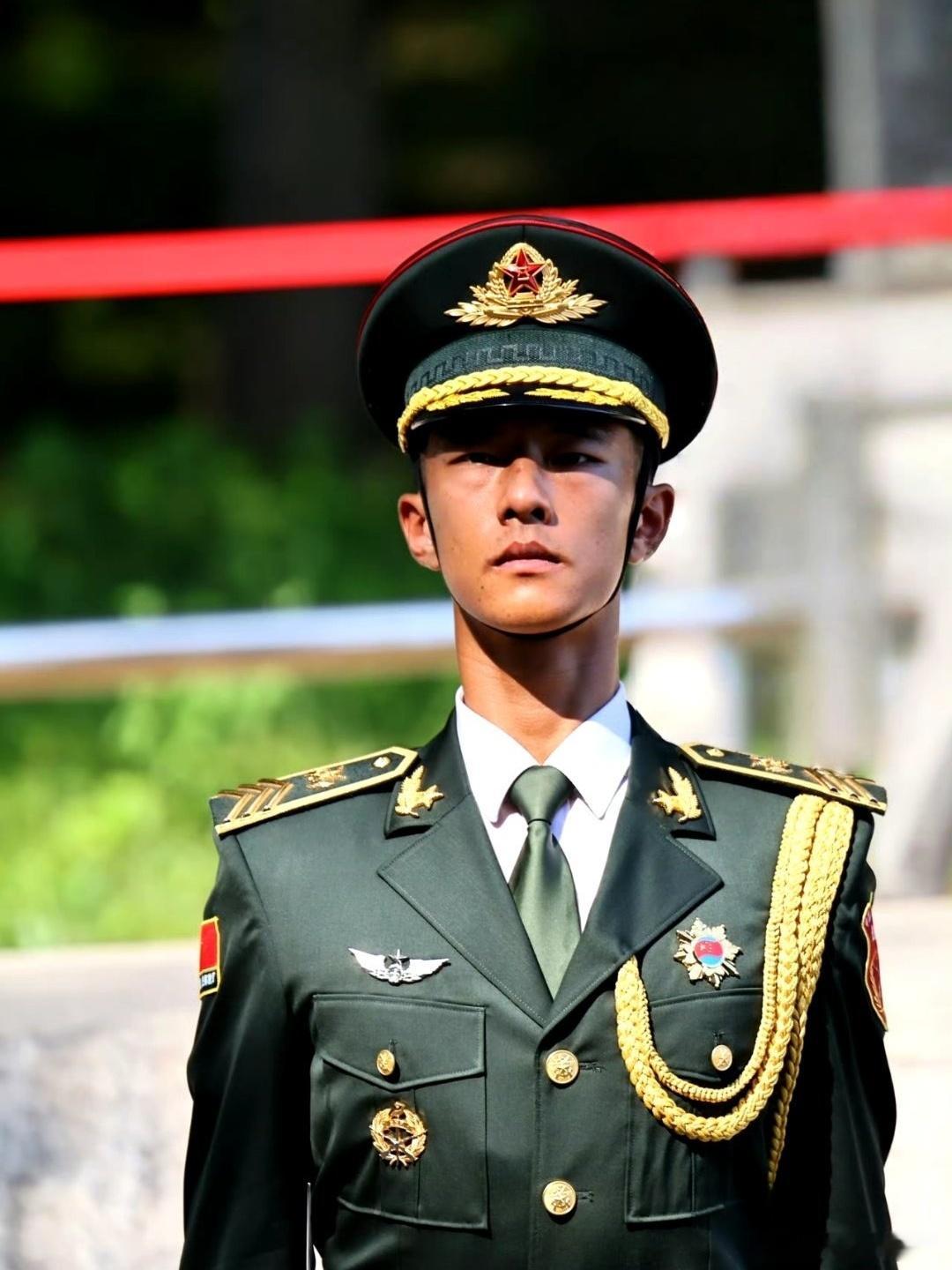 致敬中国军人 中国军人是忠于旗帜，忠于岗位，忠于使命的，时刻为守卫国家做好准备…