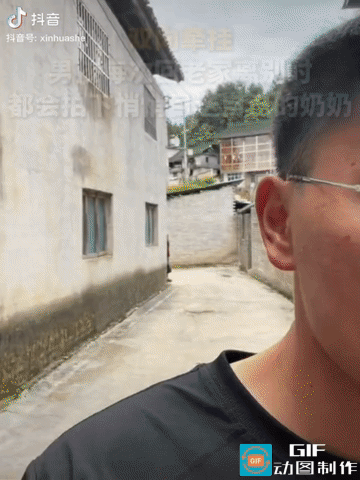 “上新华社了！”贵州一名男子每次回去看望奶奶，离家时走在巷子里，奶奶总会在巷口转