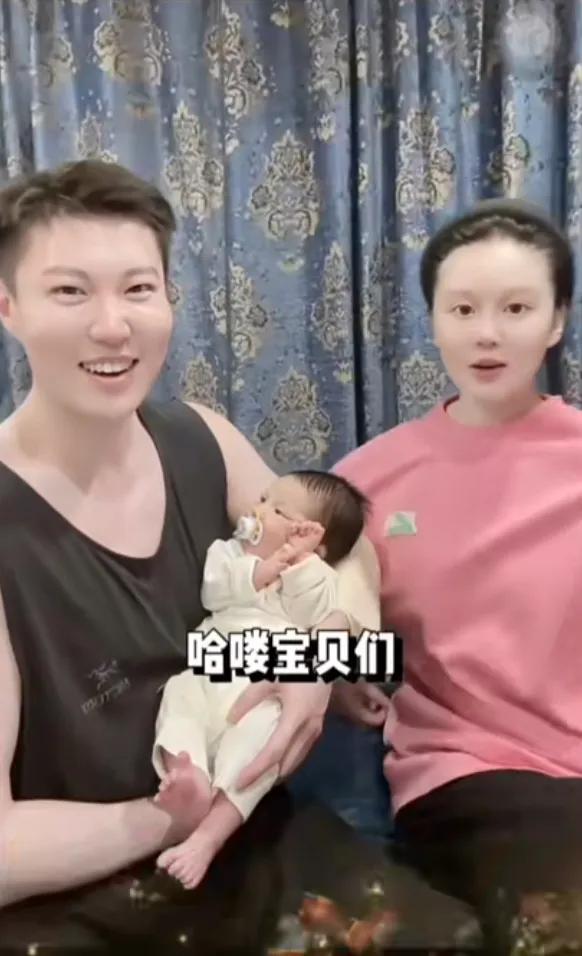 赵本山女儿球球一家三口，大年初一亮相了，球球已经出月子，她说，一直没露面是因为做