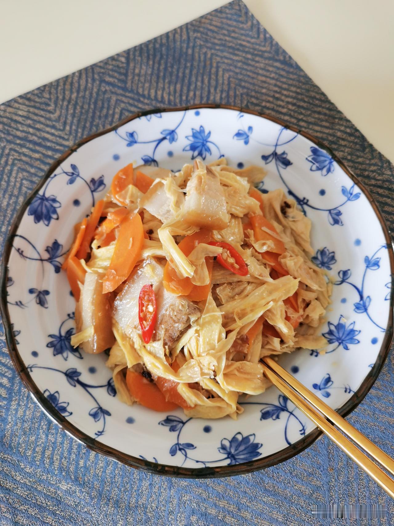 别人吃饭是为了活着，
我活着就是为了干饭，
人间烟火气，最抚吃货心。