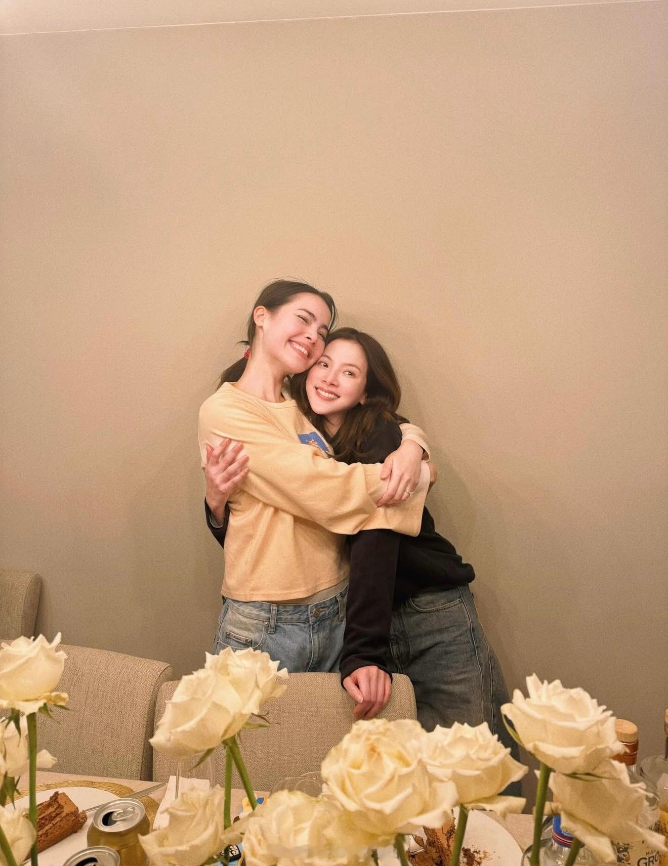 baifernyaya 泰国两位红女星在挪威见面了baifern去了yaya挪威