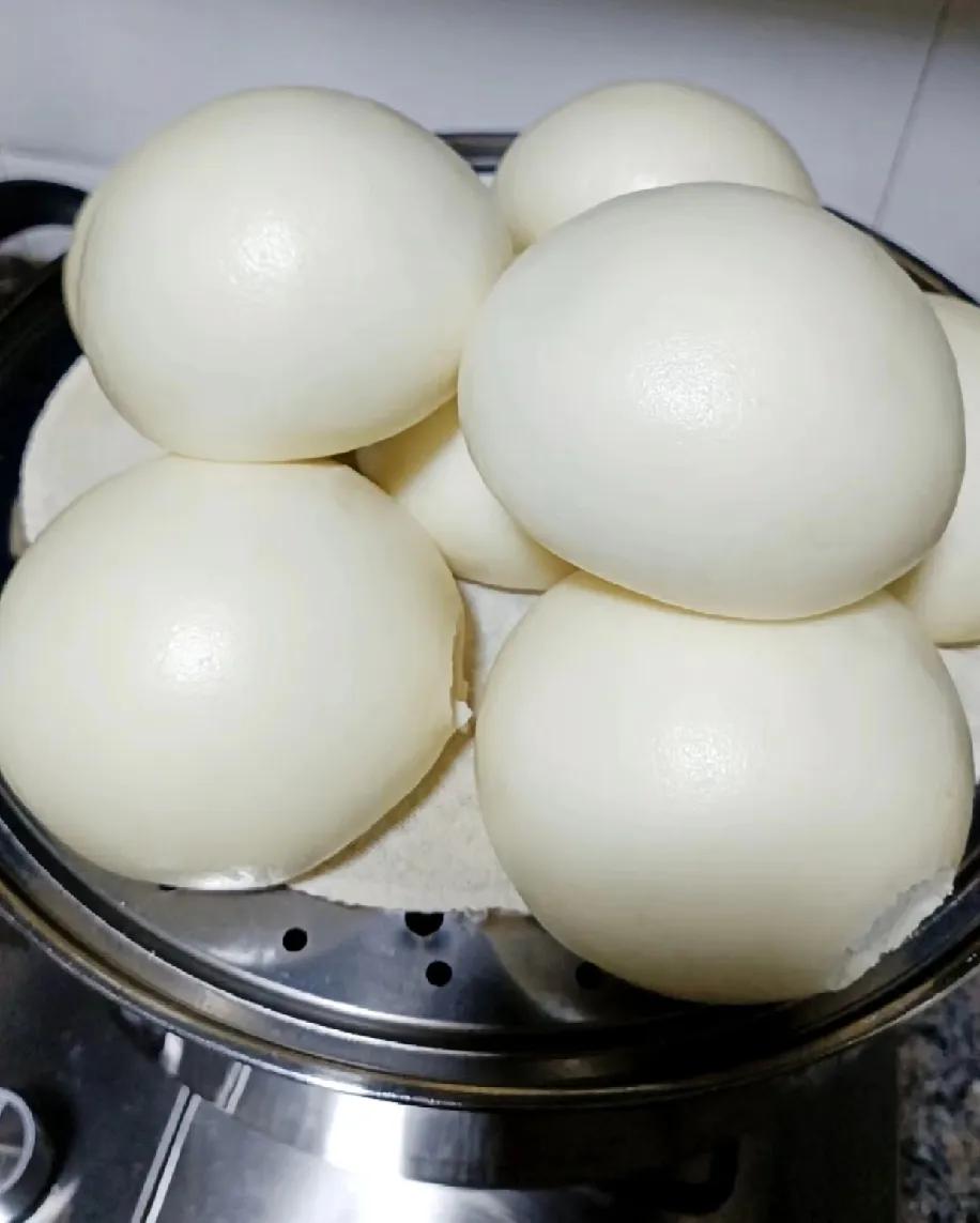 之前蒸馒头能把胳膊揉酸，面团还是坑坑洼洼像“月球表面”，今天试了后酵母法，直接开