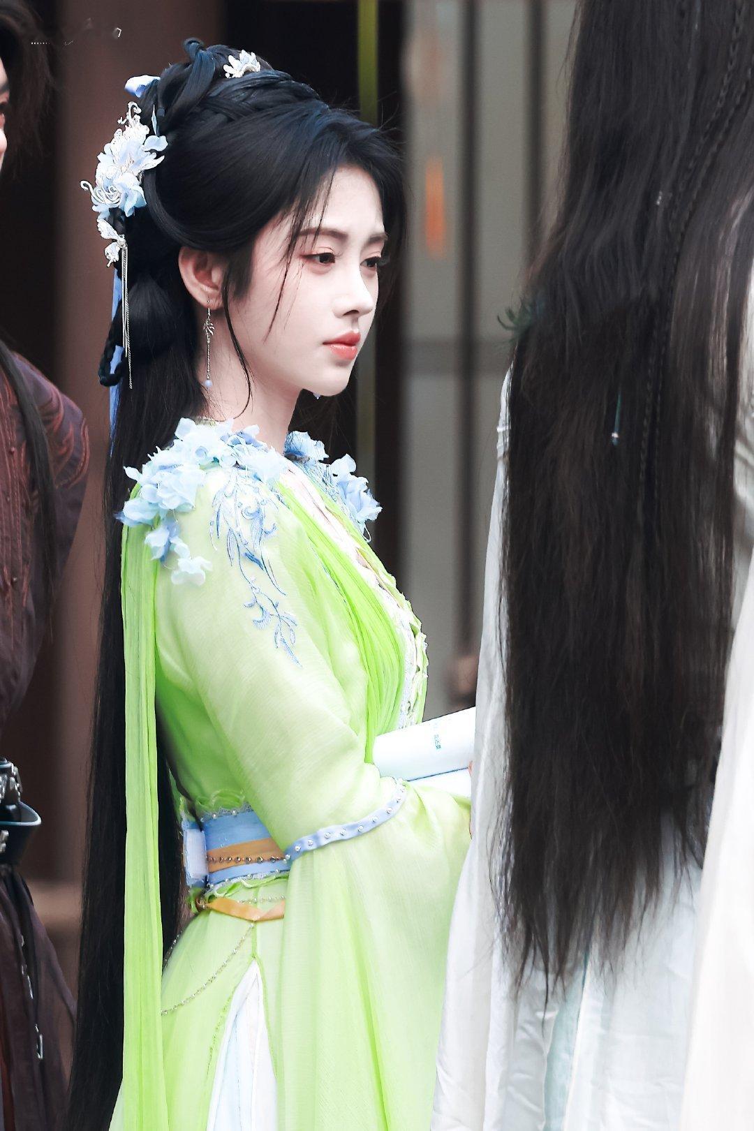 jjy鞠婧祎来战 jjy鞠婧祎阿黛 “玫瑰之所以是玫瑰，是风与光的眷顾，更是视线