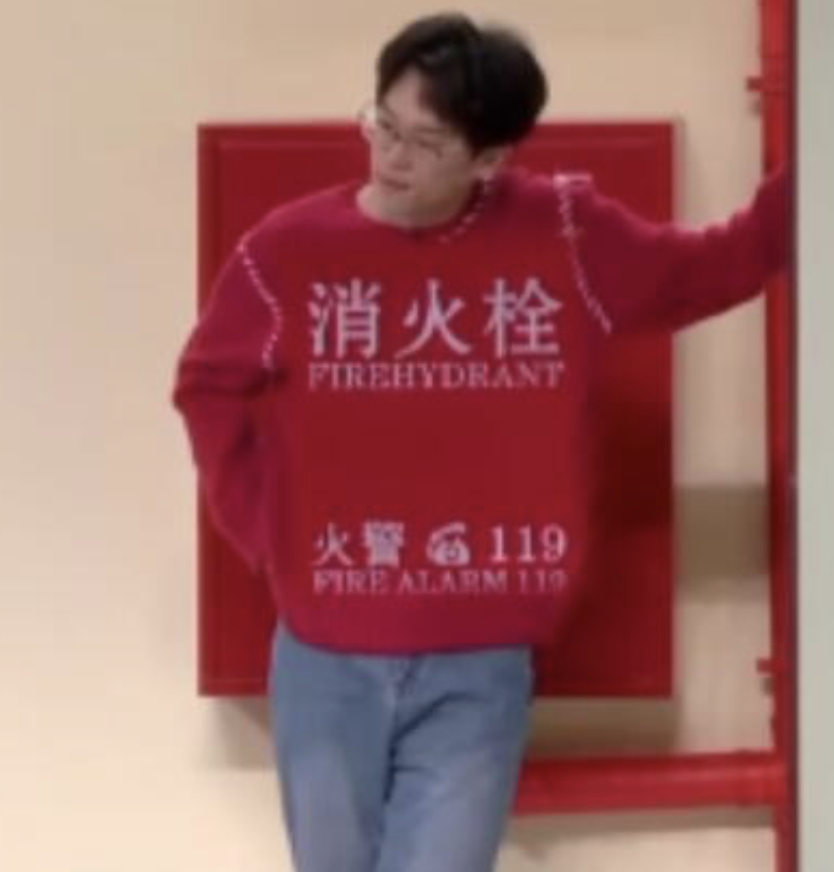李飞撞衫消防拴 李飞也是好起来了，还有资格和消防栓合照了！春晚到底还有多少笑料是