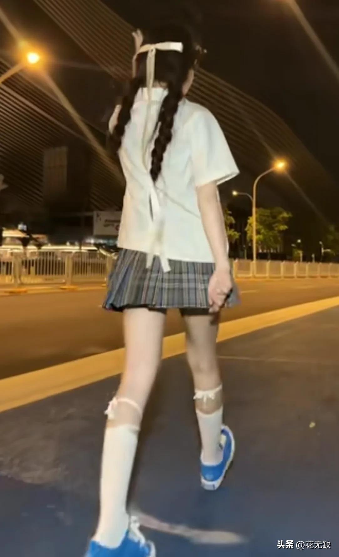 一起起立，向我们的青春致敬。