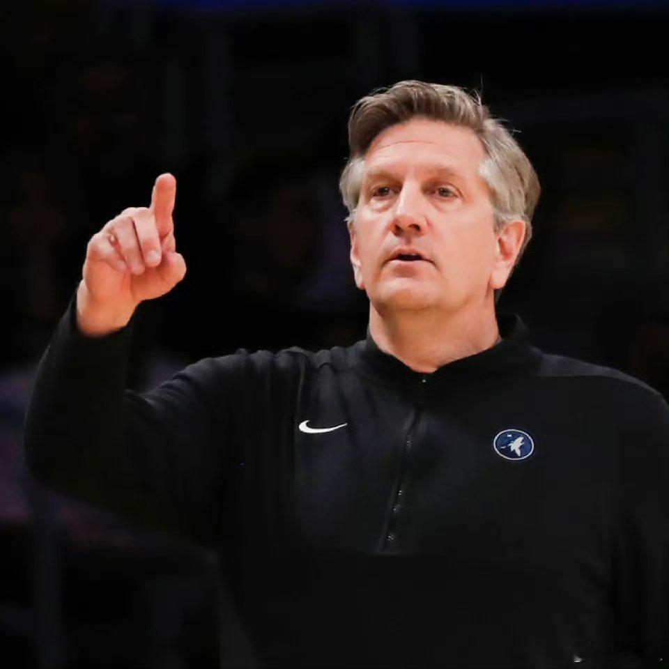 芬奇教练这波绝对在大气层。开局6分钟直接申领两个技术犯规下场，全场罚球森林狼47