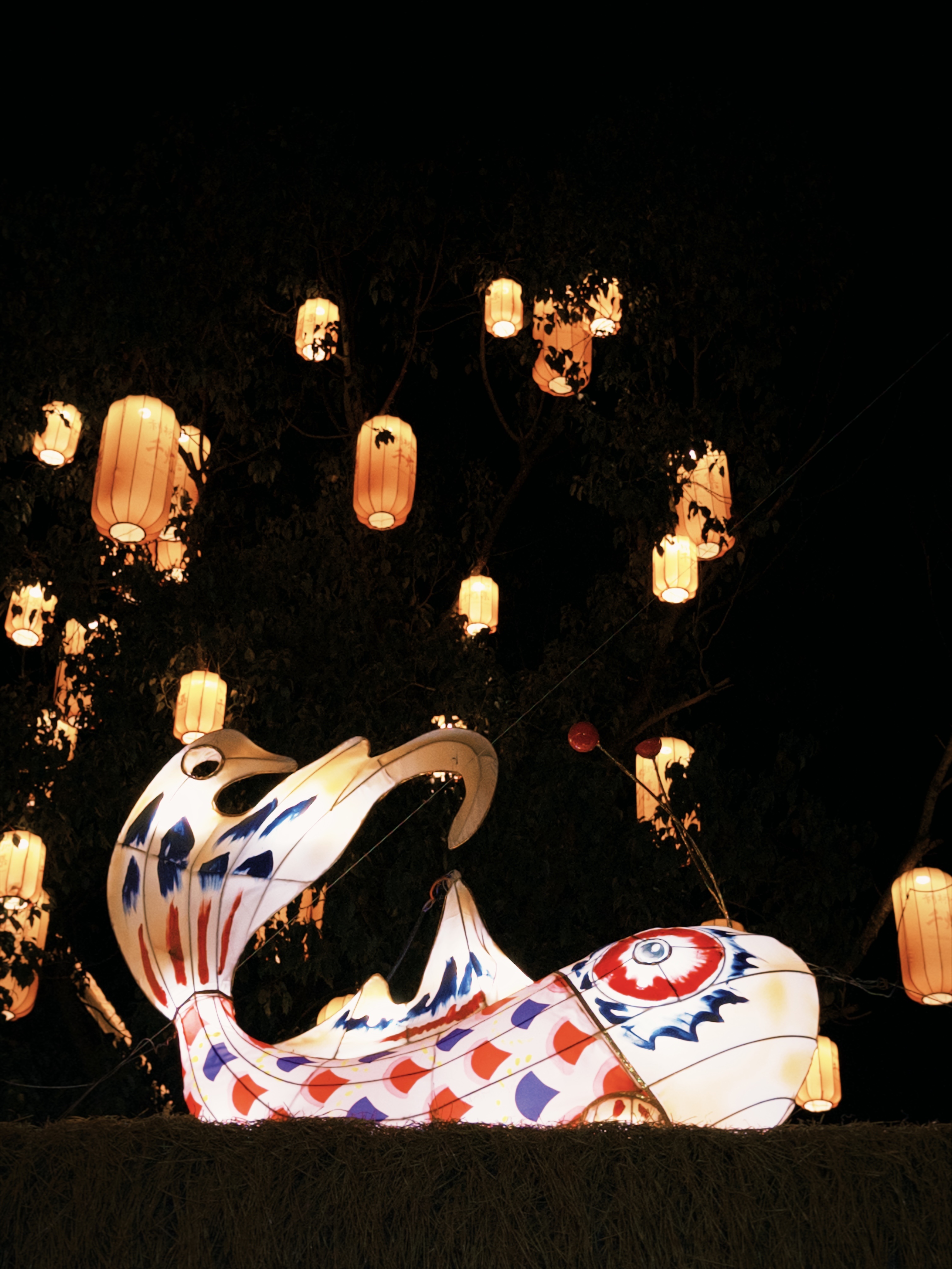 对年的定义是团聚一次又一次得举杯欢祝新年快乐和远归的家人，和久久等候的长辈哪怕年