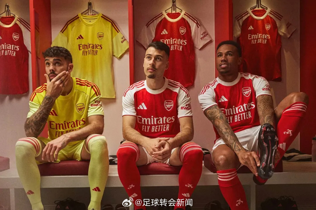 Adidas官方发布了2025-26赛季阿森纳主场球衣，哥特式风格的字母A很有设