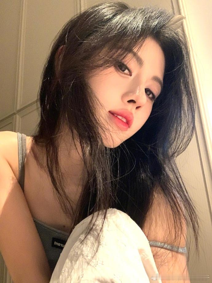 鞠婧祎美成啥了鞠婧祎6宫格自拍live 鞠婧祎的六宫格自拍live中，她灵动的眼