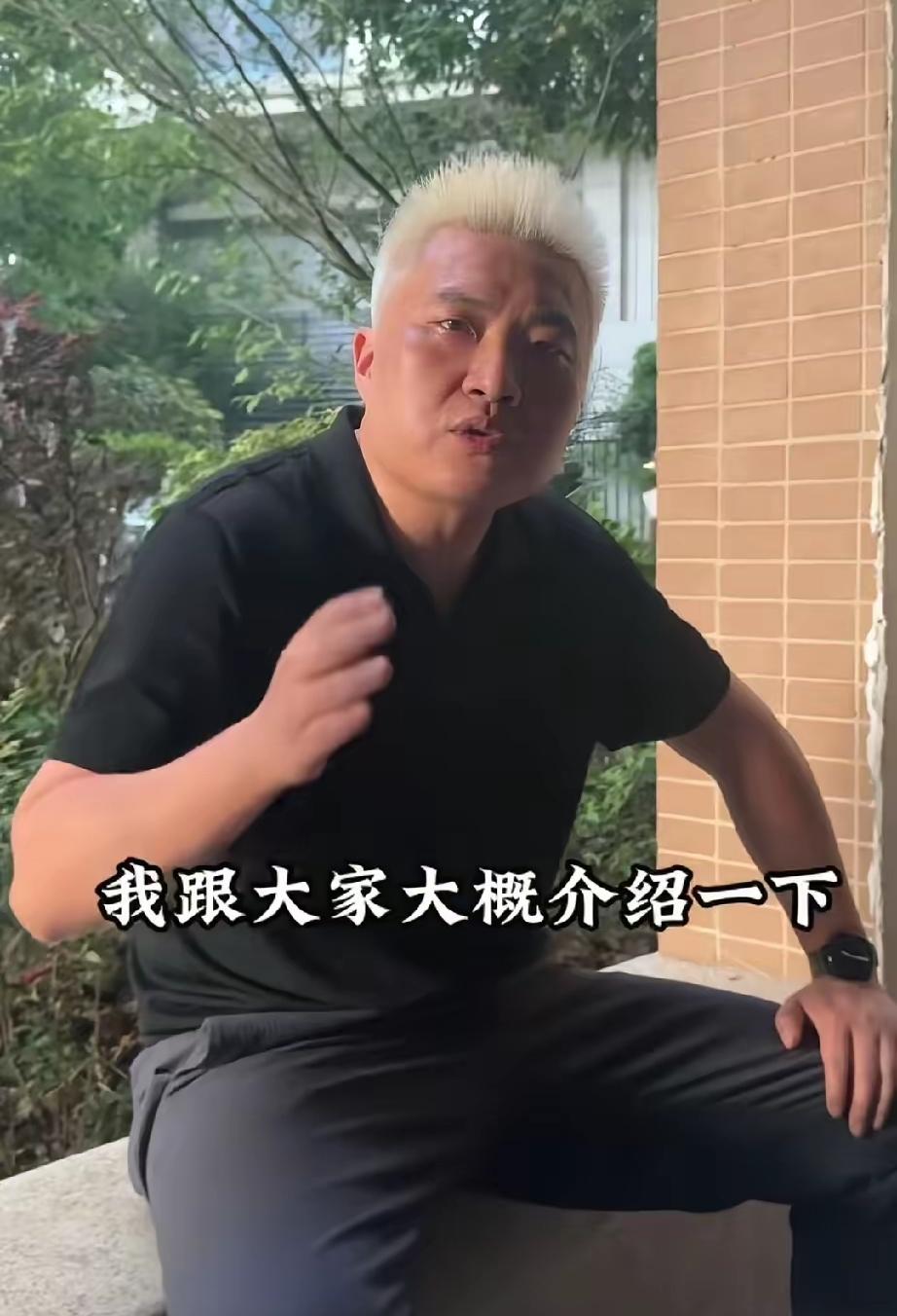 本来一句道歉外加赔偿的事，霸占车位的彭某某非得闹得人尽皆知，这下好了收不了场了。