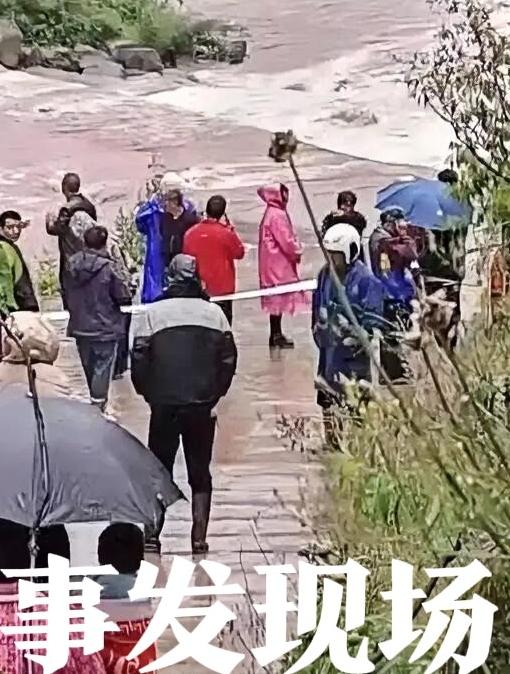 太痛心！四川宜宾 41 岁父亲不听劝阻，无视漫水桥警戒线与警示牌，不顾村民追喊 