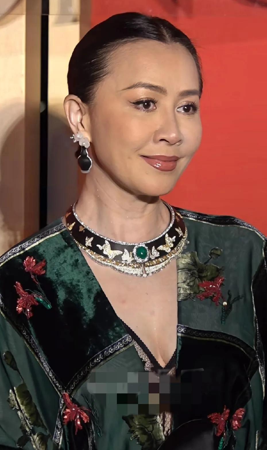 别不服，刘嘉玲这状态着实令人惊艳，更让人不禁感叹：美，真的与年龄无关。
59岁的